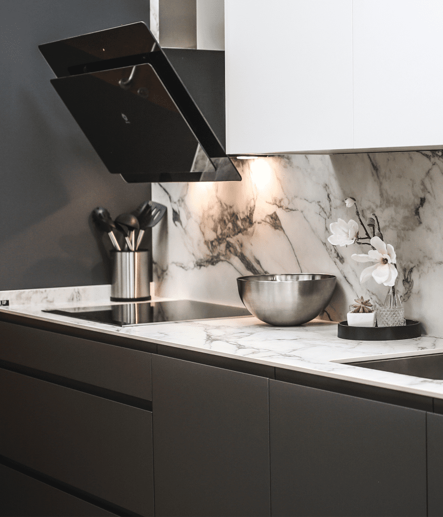 cocina blanca con meson y extractor moderno