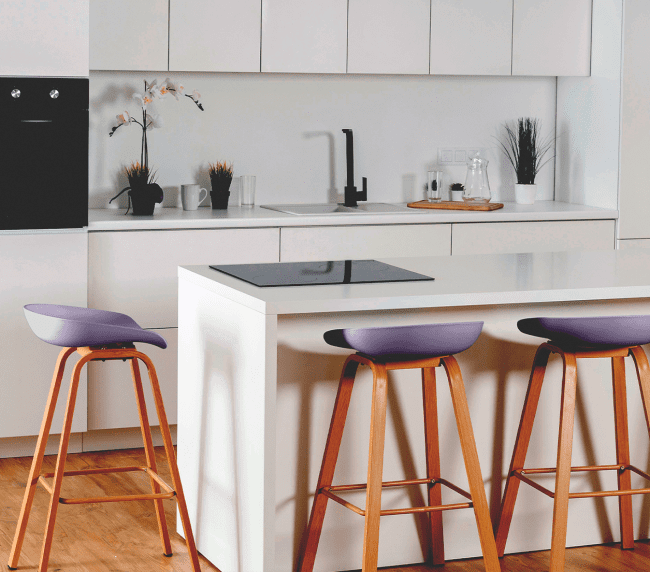 cocina en blanco y morado