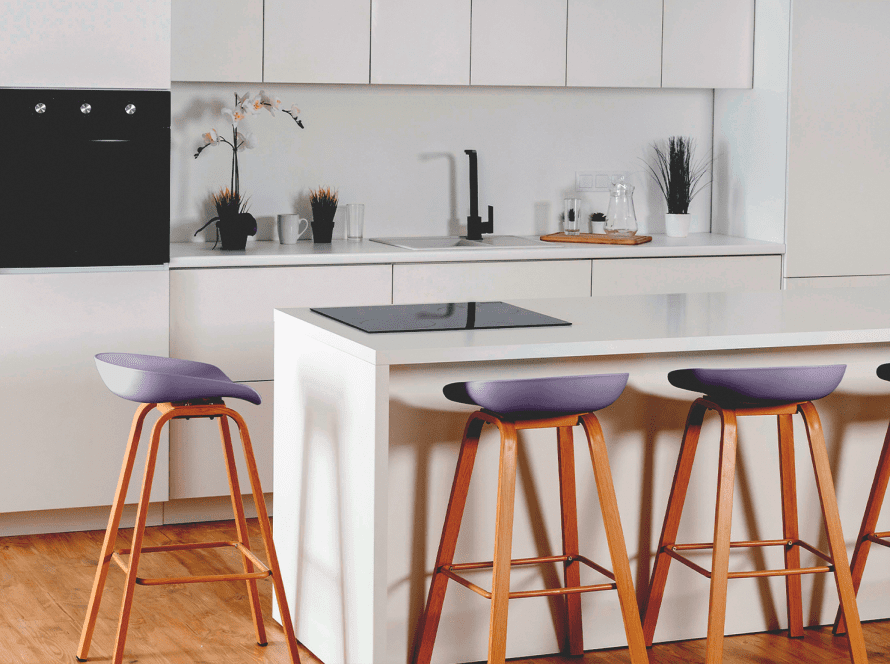 cocina en blanco y morado