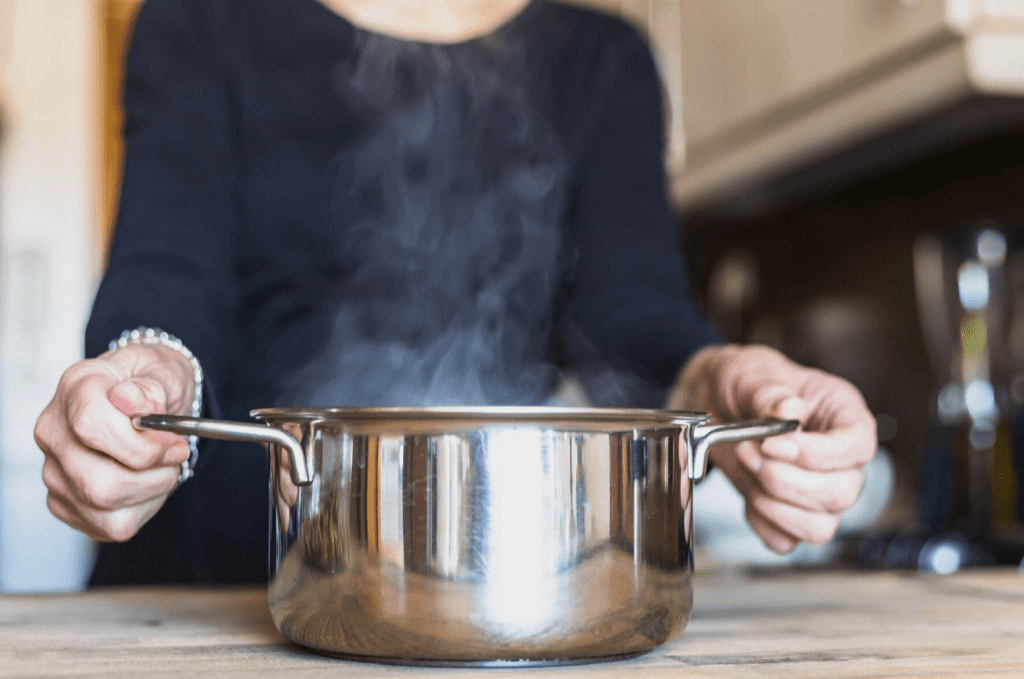 vapor saliendo de una olla en la cocina