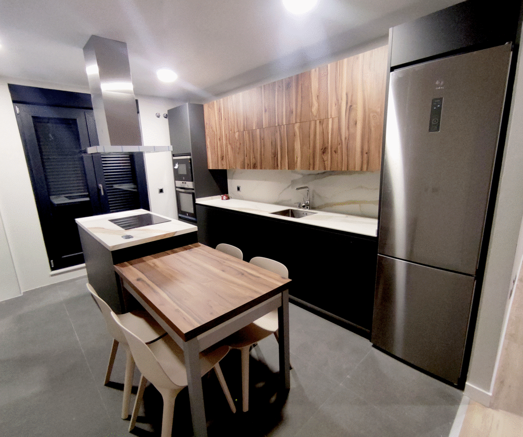 Diseño de cocina gris, negro y madera