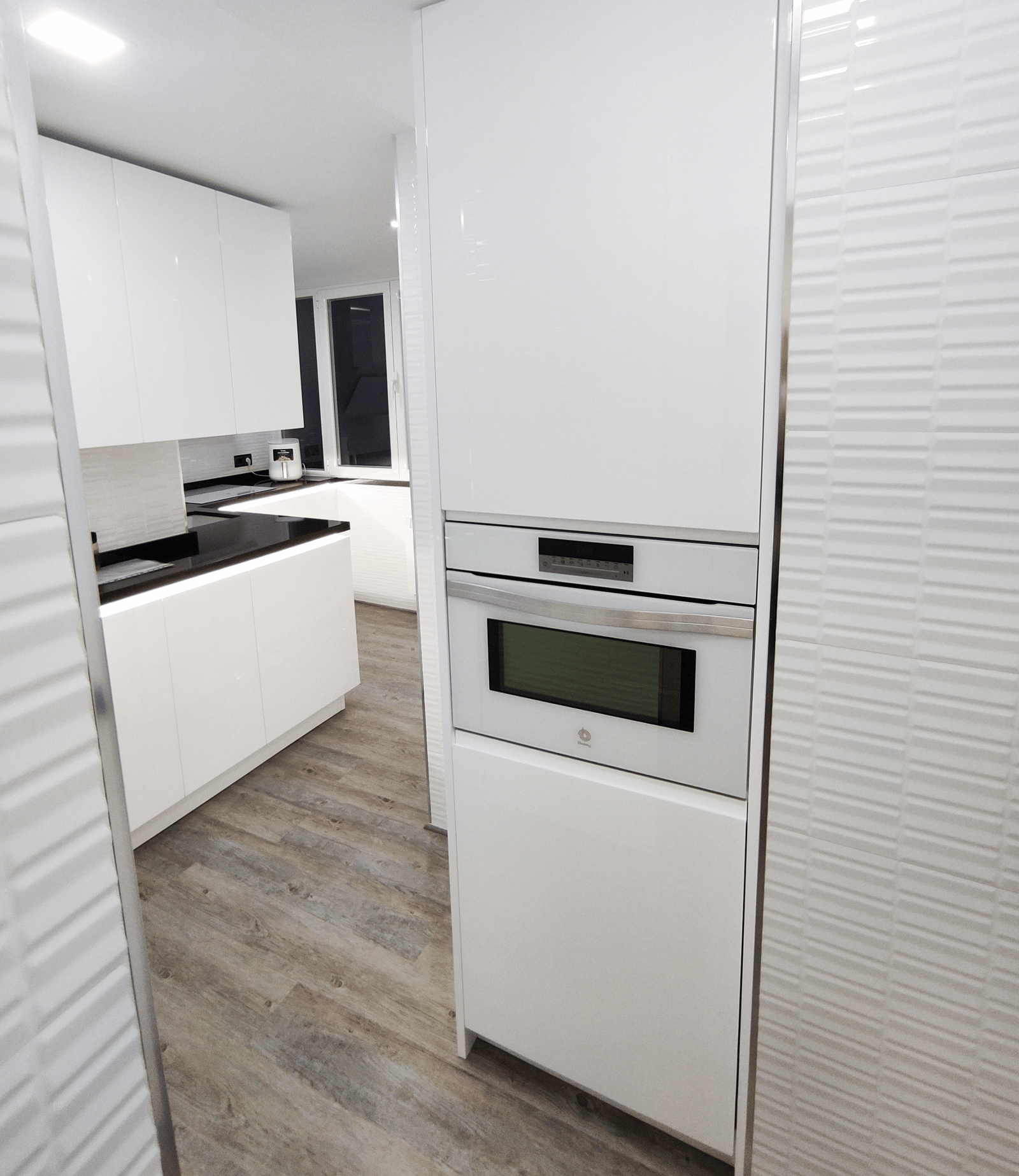 Diseño de cocina blanca combinada con negro