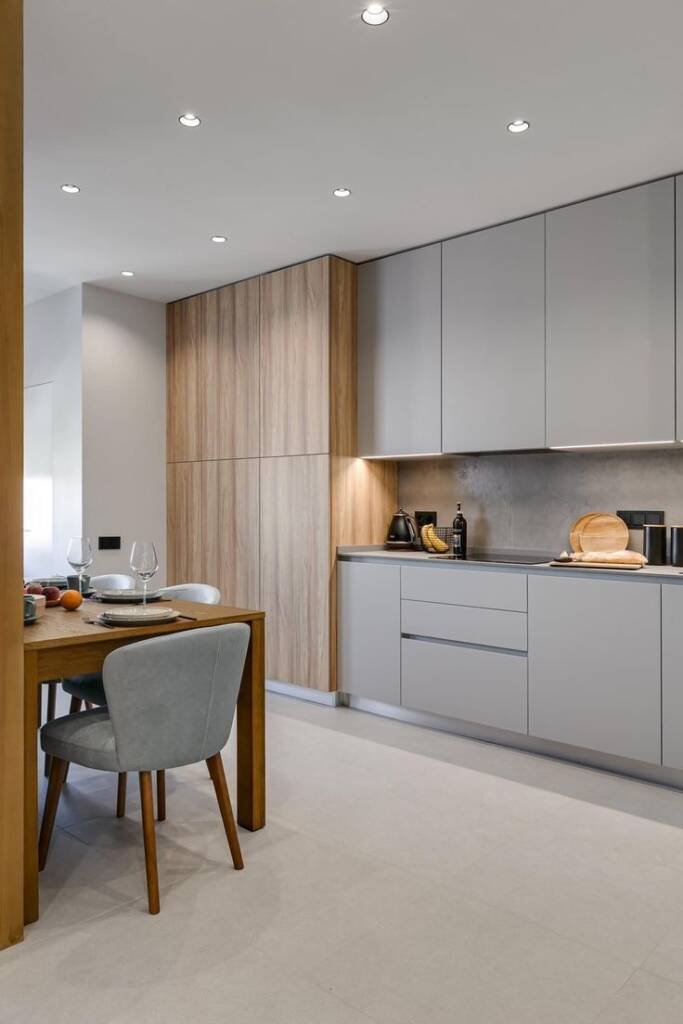 Cocina gris con madera
