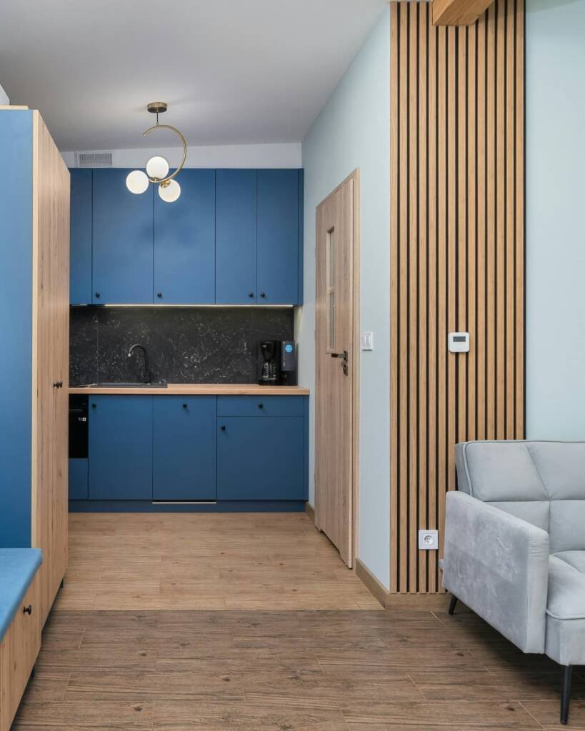 Cocina con muebles azules y madera