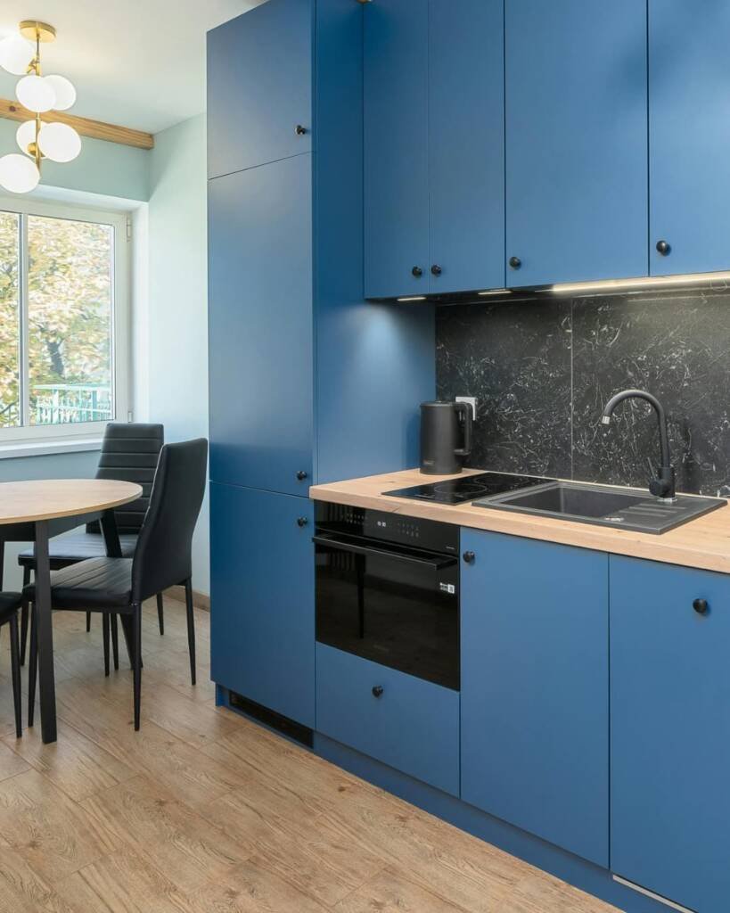 Cocina con muebles azules y negro