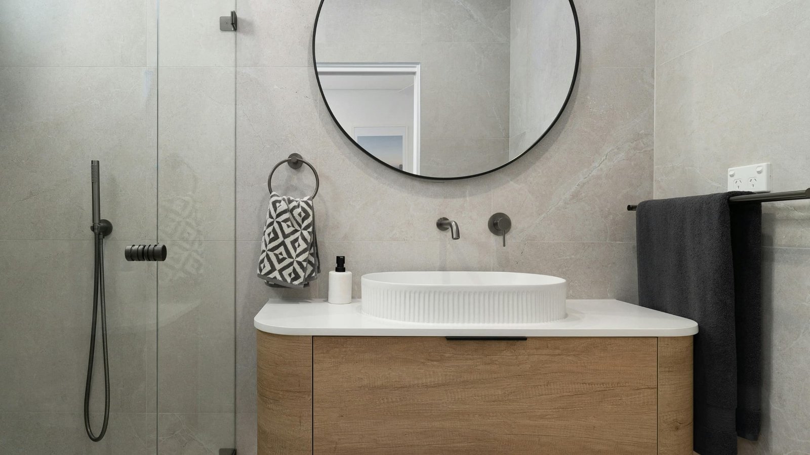 Mueble de baño con lavabo y espejo