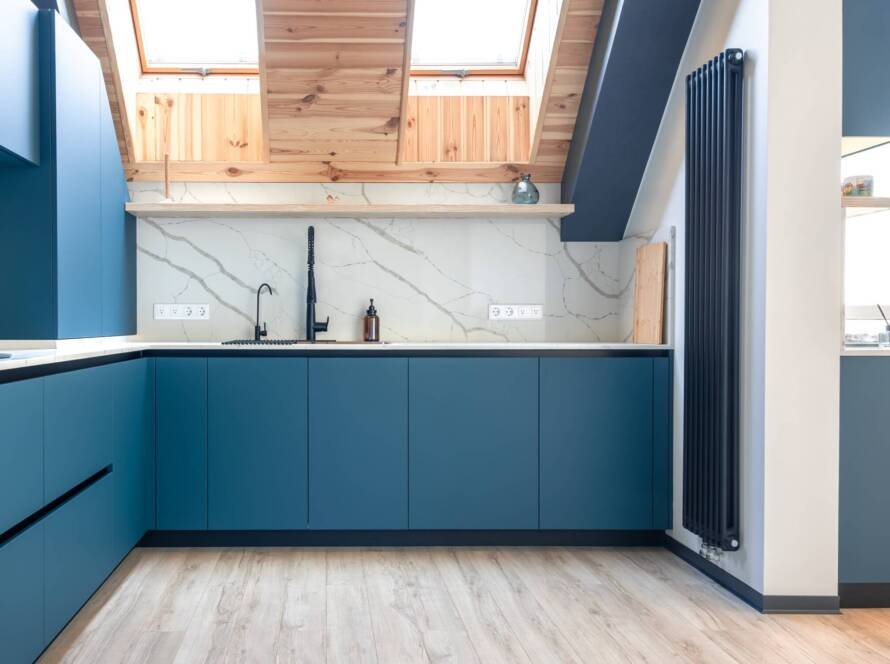 Cocina con muebles azules madera y negro