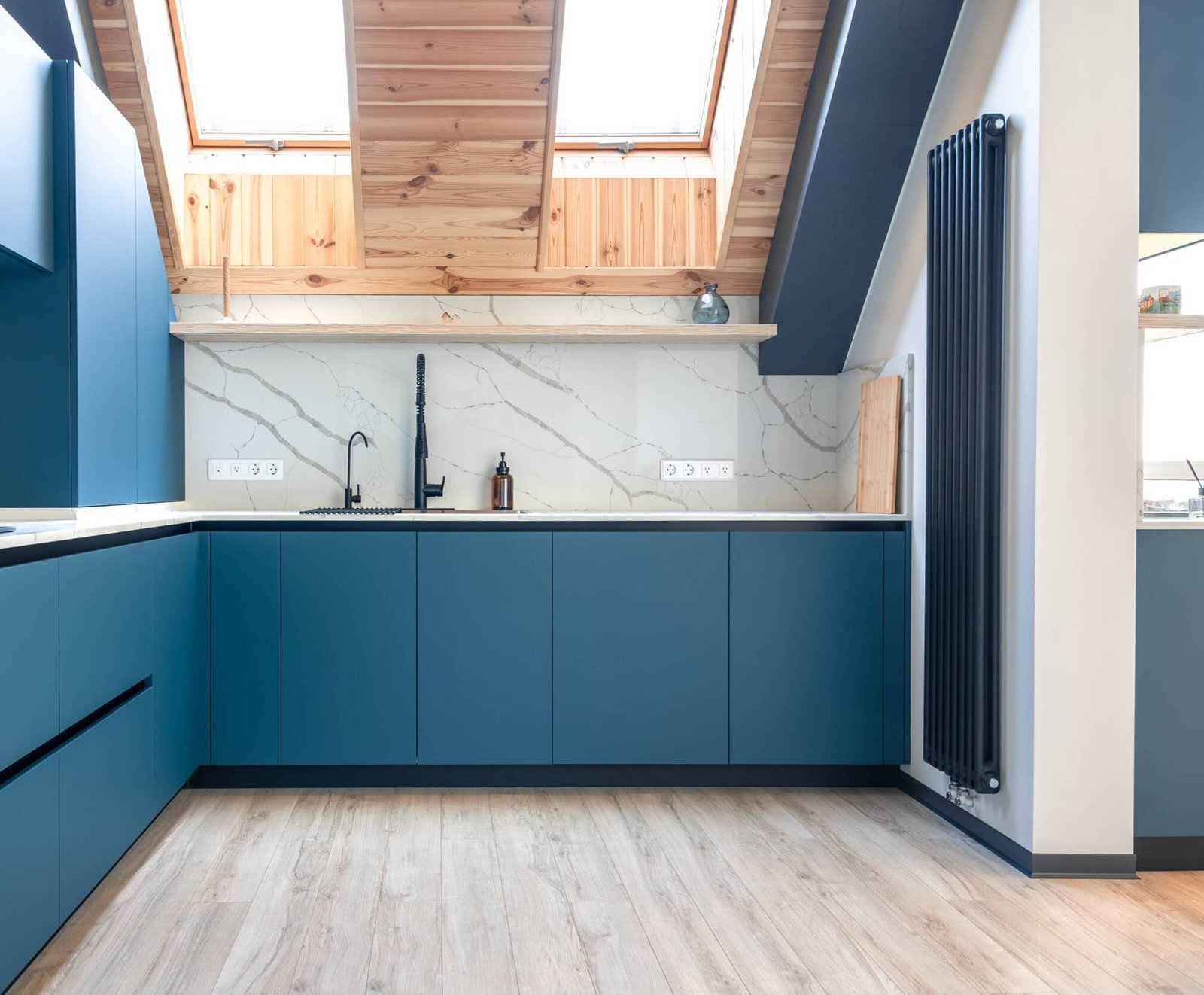 Cocina con muebles azules madera y negro